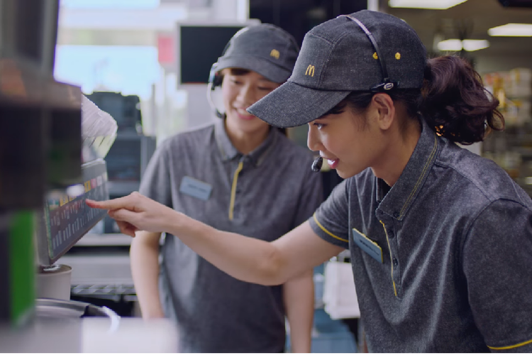 Tai Tzu Ying saat diminta memasukkan minuman ke dalam gelas di restoran cepat saji di Taiwan.