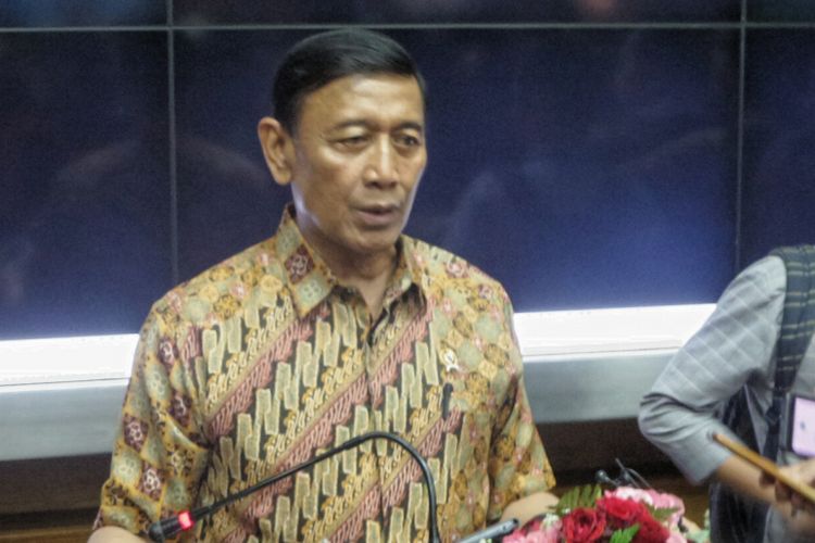 Menteri Koordinator Bidang Politik Hukum dan Keamanan Wiranto usai pertemuan dengan Badan Eksekutif Mahasiwa (BEM) se-jabodetabek, di Kemenko Polhukam, Jakarta Pusat, Jumat (29/9/2017). 
