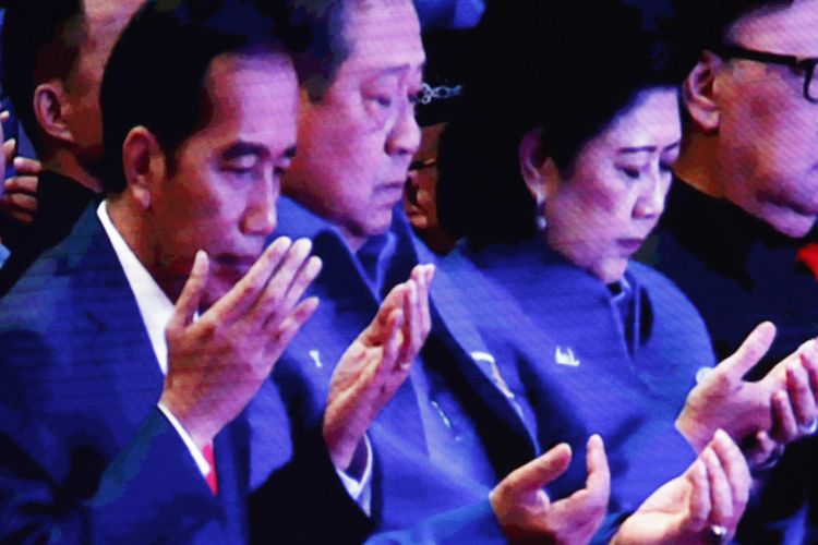 Presiden RI Joko Widodo, Susilo Bambang Yudhoyono dan Ani Yudhoyono saat menghadiri pembukaan Rapat Pimpinan Nasional (Rapimnas) Partai Demokrat tahun 2018 di Sentul International Convention Center, Bogor, Jawa Barat, Sabtu (10/03/2018) .Partai Demokrat menggelar Rapimnas selama dua hari 10-11 Maret 2018 untuk membahas strategi Pemilu 2018 serta Pemilu Legislatif dan Pilpres 2019.
