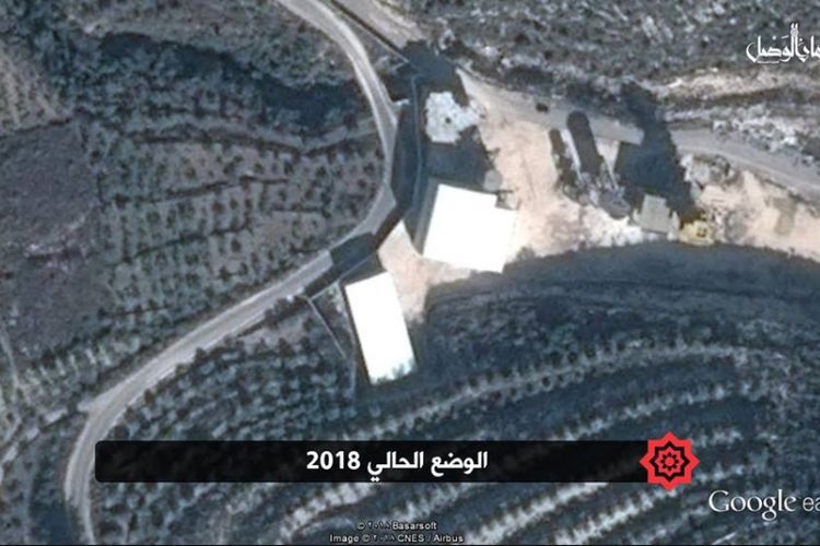 Foto satelit yang dirilis situs Zaman al-Wasl, menunjukkan bangunan yang diduga pos masuk pangkalan bawah tanah di desa Qardaha, Suriah.