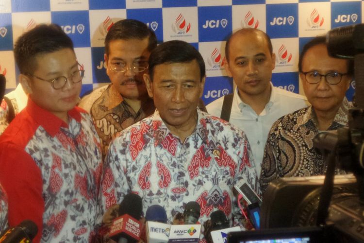 Menteri Koordinator Bidang Politik, Hukum dan Keamanan Wiranto usai menghadiri silaturahmi nasional Junior Chamber International (JCI) Indonesia 2017 di Hotel Sahid, Jakarta Selatan, Senin (31/7/2017). 