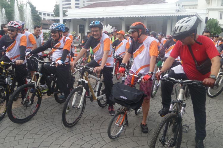 Gubernur DKI Jakarta Djarot Saiful Hidayat bersepeda bersama sejumlah masyarakat. Adapun Djarot memperkenalkan sejumlah objek wisata di Jakarta dengan bersepeda, Minggu (16/7/2017)