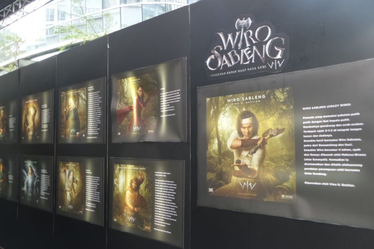 Sejumlah poster karakter dan pernak-pernik film Wiro Sableng berjejer dalam karpet merah gala premiere film tersebut di XXI Epicentrum, Kuningan, Jakarta Selatan  Senin (27/8/2018).