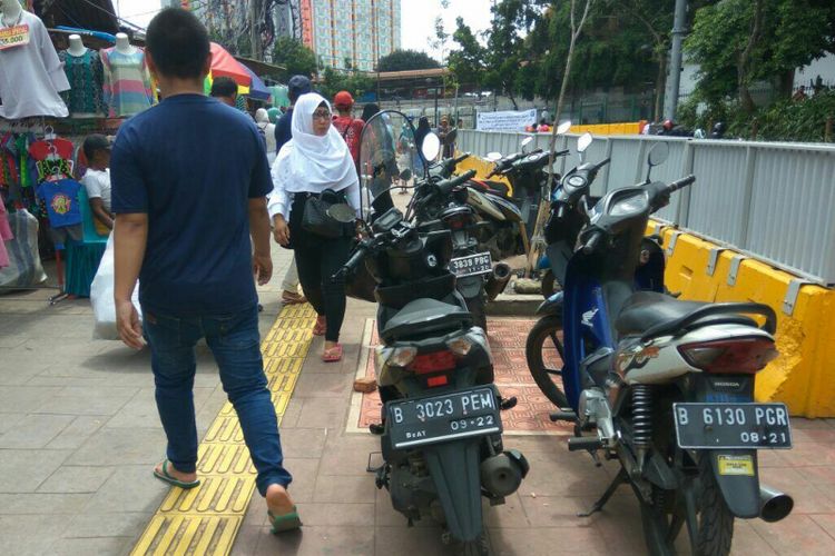 Beberapa motor terparkir di atas trotoar Jalan Jati Baru depan Stasiun Tanah Abang.