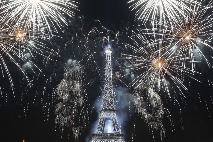 Menara Eiffel bersama kembang api