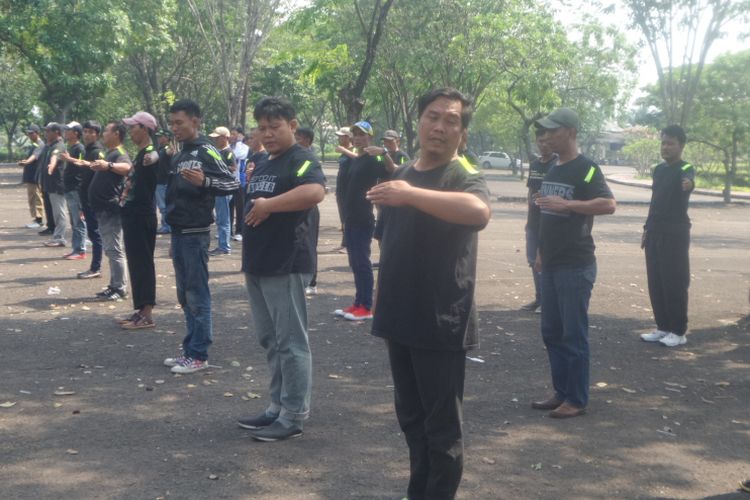 Puluhan  sukarelawan pengatur lalu lintas (supeltas) atau biasa dipanggil Pak Ogah, mengikuti pelatihan lalu lintas yang diberikan sejumlah petugas dari Satuan Lalu Lintas Jakarta Timur, Kamis (24/8/2017)