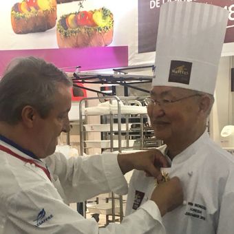 Christian VABRET ? Meilleur Ouvrier de France ? Fondateur  Coupe du Monde de la Boulangerie  menyematkan medali kehormatan pada William Wongso. 