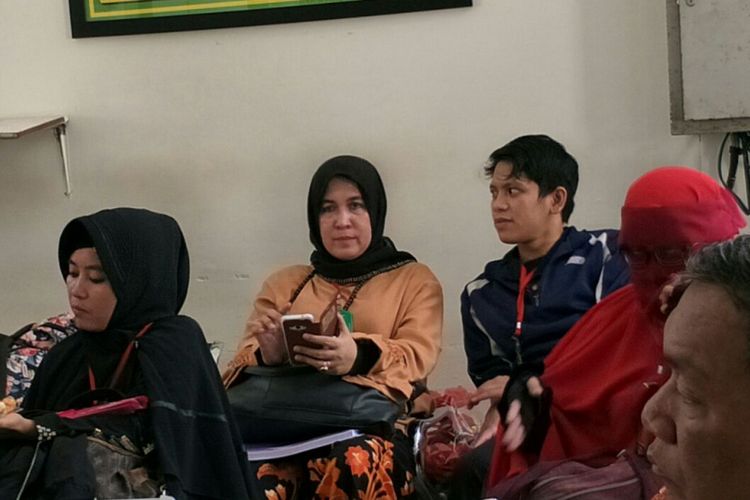 Terdakwa kasus dugaan penyebaran informasi yang dapat menimbulkan kebencian, Asma Dewi (memakai baju cokelat jilbab hitam), menunggu sidang putusan di Pengadilan Negeri Jakarta Selatan, Kamis (15/3/2018).