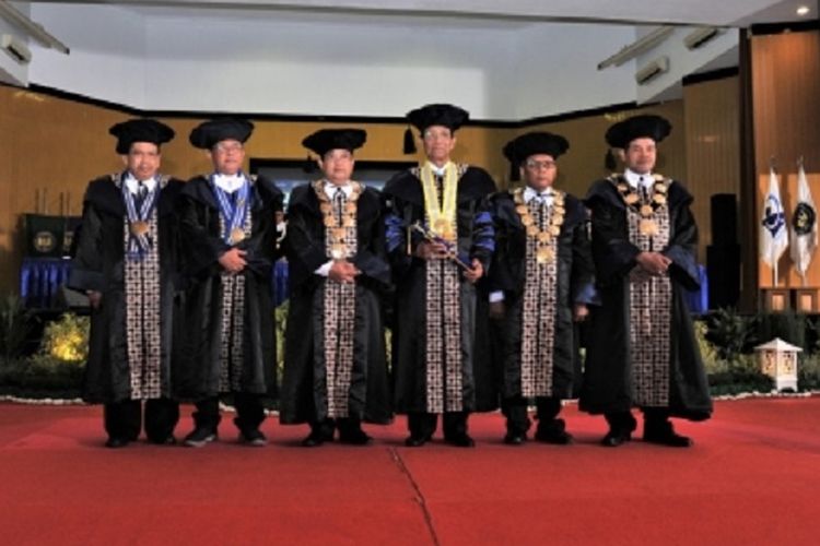Penganugerahan gelar Doktor Honoris Causa bidang Manajemen Pendidikan Karakter Berbasis Budaya kepada Sri Sultan Hamengku Buwono X dari Universitas Negeri Yogyakarta (UNY).