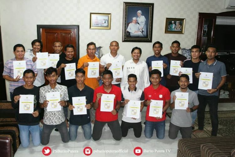 Para pemain Barito Putera yang dipertahankan saat foto bersama dengan manajer tim, Hasnuryadi Sulaiman, seusai penandatangan kontrak, Sabtu (26/1/2019).