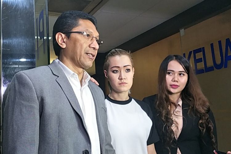 Melodya Vanesha didampingi tim kuasa hukumnya melaporkan Sheila Marcia ke Polda Metro Jaya, Jakarta Selatan, Selasa (23/1/2018) malam.