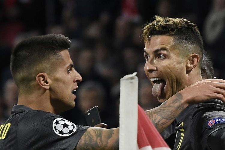 Joao Cancelo merayakan gol Cristiano Ronaldo pada pertandingan Ajax Amsterdam vs Juventus di Johan Cruijff Arena pada perempat final Liga Champions, 10 April 2019. 