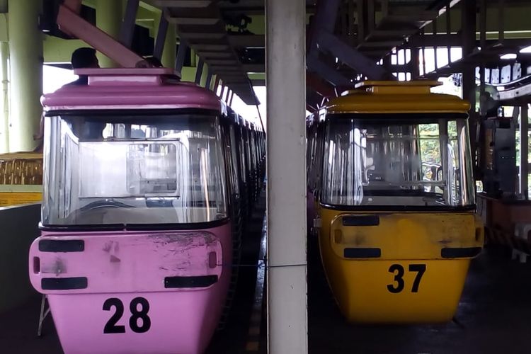 Barisan kereta gantung TMII sedang terparkir