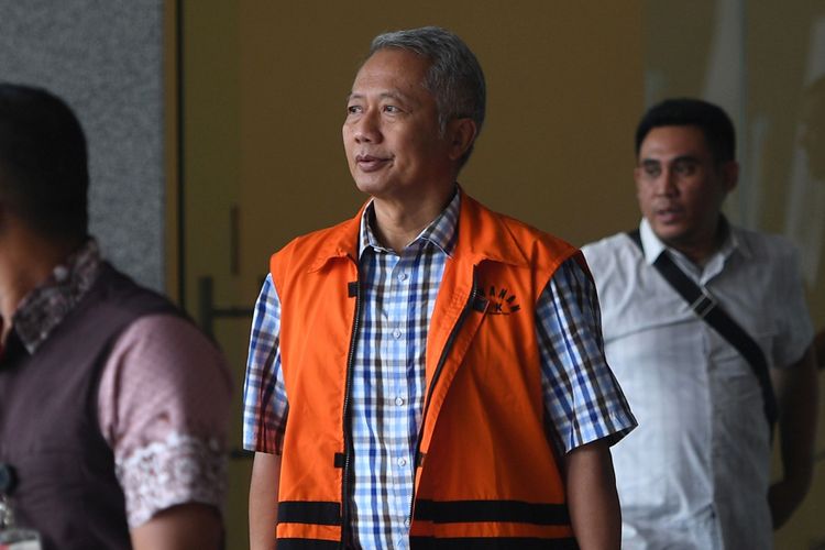 Dirjen Perhubungan Laut (nonaktif) Kemenhub Antonius Tonny Budiono (tengah) berjalan keluar seusai menjalani pemeriksaan di gedung KPK, Jakarta, Rabu (11/10/2017). Antonius Tonny Budiono diperiksa sebagai saksi untuk tersangka mantan Komisaris PT Adhiguna Keruktama Adiputra Kurniawan terkait dugaan suap perijinan dan pengadaan proyek-proyek di lingkungan Ditjen Perhubungan Laut tahun anggaran 2016-2017.