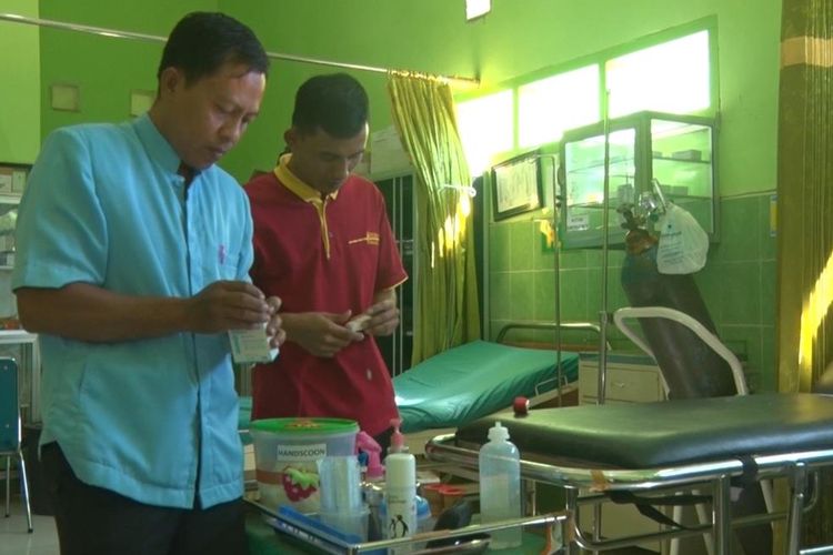 Perawat di puskesmas Arjosari kabupaten Pacitan Jawa Timur, merapikan peralatan medis di ruang instalasi gawat darurat (01/07/2019) 