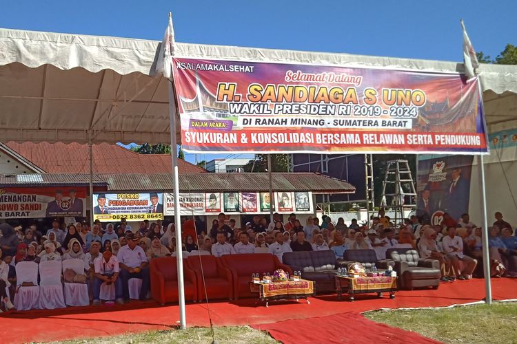 Ratusan pendukung dan relawan Prabowo-Sandi menunggu kedatangan Sandi di Kantor DPD Gerindra Sumbar, Rabu (1/5/2019). Di atas terpajang spanduk Selamat Datang Wapres RI 2019-2024