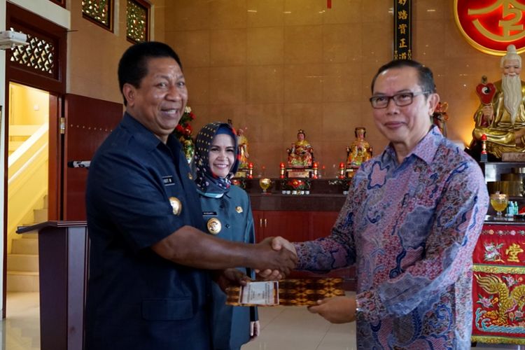 Wali Kota Magelang Sigit Widyonindito menyerahkan SK Pembebasan Pajak kepada Yayasan Sinar Kasih Tao Kota Magelang, Rabu (4/4/2018).