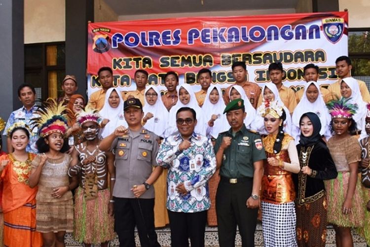 Bupati, Kapolres, dan Danramil Bojong, Pekalongan Jawa Tengah foto bersama dengan para pelajar papua.