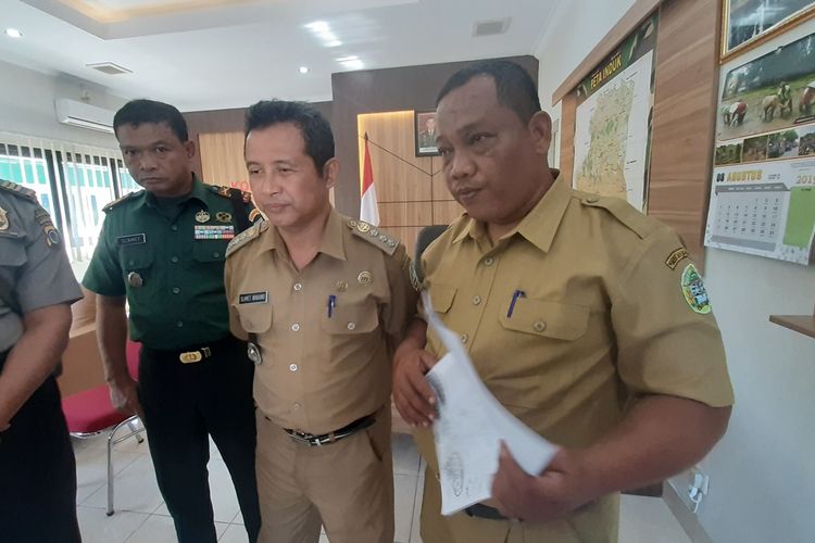 Kepala Desa Tancep, Sunardi (Membawa Kertas) Menunjukkan Surat Penolakan Warga terkait Penambangan Batu di Wilayah Tancep, Ngawen, Gunungkidul di Kodim 0730 Gunungkidul, Senin (19/8/2019)