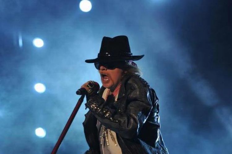 Axl Rose, vokalis Guns N Roses, tampil dalam konser band hard rock dari AS itu di Bangalore, India, 7 Desember 2012.