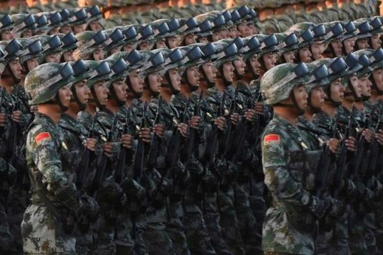 Militer China dalam parade di Alun-alun Tiananmen di Beijing, Kamis (3/9/2015), menandai peringatan 70 tahun kemenangan atas Jepang dan berakhirnya Perang Dunia II.