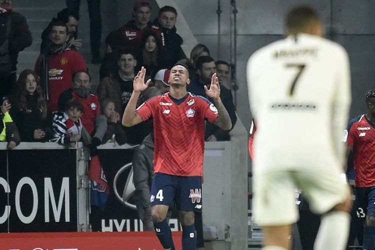 Bek Lille Gabriel Dos Santos merayakan gol dalam pertandingan sepak bola Ligue antara Lille vs Paris Saint-Germain (PSG) pada 14 April 2019 di Stadion Pierre-Mauroy.
