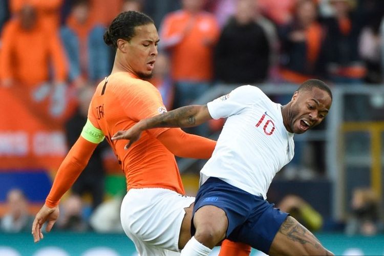 Virgil van Dijk menjaga Raheem Sterling pada laga Belanda vs Inggris dalam semifinal UEFA Nations League di Stadion D. Alfonso Henriques, 6 Juni 2019. 