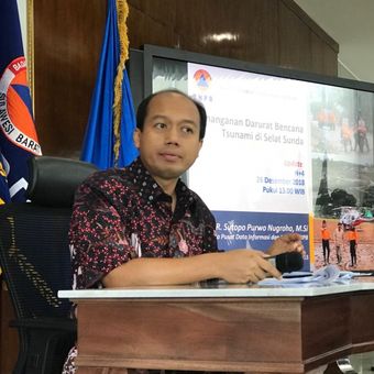 Kepala Pusat Data Informasi dan Humas Badan Nasional Penanggulangan Bencana (BNPB), Sutopo Purwo Nugroho, saat konferensi pers di Graha BNPB, Jakarta Timur, Rabu (26/12/2018). 