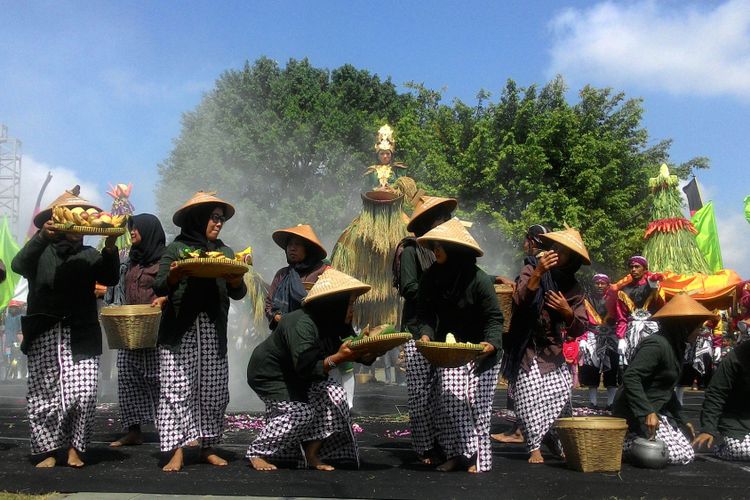 Dinas Kebudayaan DIY menggelar Festival Upacara Adat Tradisional antar kabupaten/kota se-DIY 2018. Helatan tersebut dilaksanakan di Alun-alun Wates, Minggu (22/07/2018).