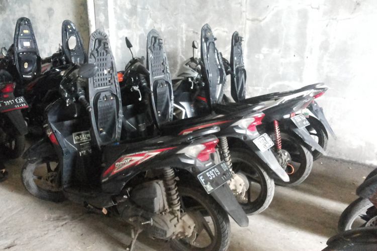 Motor-motor tarikan leasing Adira Finance yang disimpan di gudang penyimpanan milik Adira di Tapos, Depok, Senin (5/2/2018).