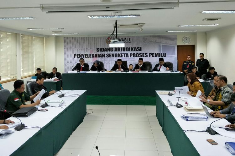Badan Pengawas Pemilu (Bawaslu) RI menggelar sidang adjudikasi penyelesaian sengketa proses Pemilu terhadap tiga partai politik dan Komisi Pemilihan Umum (KPU) RI, Jakarta, Senin (26/2/2018).