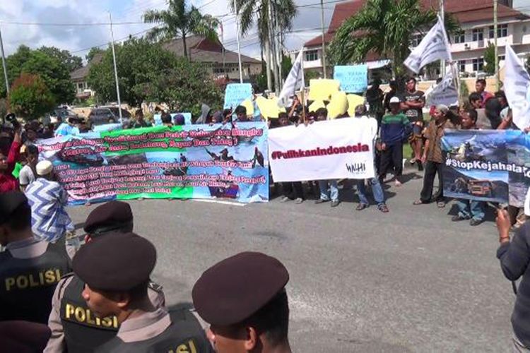 Ratusan nelayan menolak operasional kapal isap timah di Kepulauan Bangka Belitung.