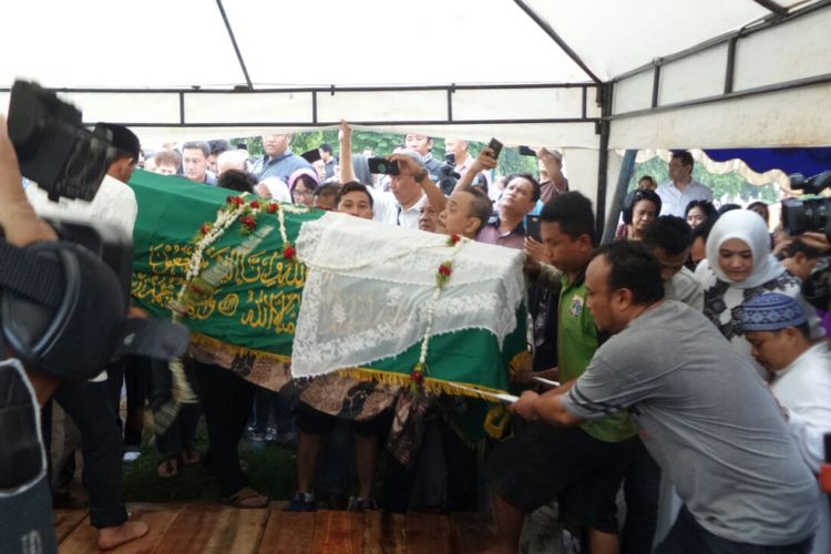 [17:00, 1/23/2018] Tri Susanto: Artis senior Sys NS dikebumikan di Tempat Pemakaman Umum (TPU) Jeruk Purut, Jakarta Selatan, Selasa (23/1/2018) pada pukul 16.40 WIB.