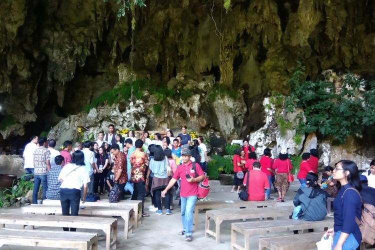 Pengunjung mengabadikan keindahan Goa Maria Perantara Wahyu Tritis, atau biasa dikenal Goa Maria Tritis di Dusun Bulu, Desa Giring, Kecamatan Paliyan, Gunungkidul, DI Yogyakarta, Minggu (2/9/2018).