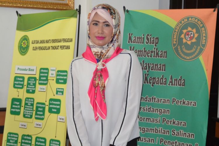 Istri Donny Kesuma, Yuni Indriyati, usai menghadiri sidang perceraiannya di Pengadilan Agama Bekasi, Jawa Barat, Senin (10/7/2017).