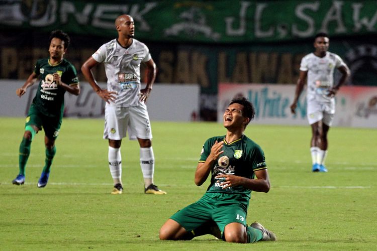 Rachmat Irianto mencetak satu gol untuk Persebaya Surabaya pada Pekan 10 Liga 1 2019 melawan Tira Persikabo yang berakhir dengan skor 1-1 di Stadion Gelora Bung Tomo Surabaya, Jawa Timur, Minggu (21/07/2019) malam.