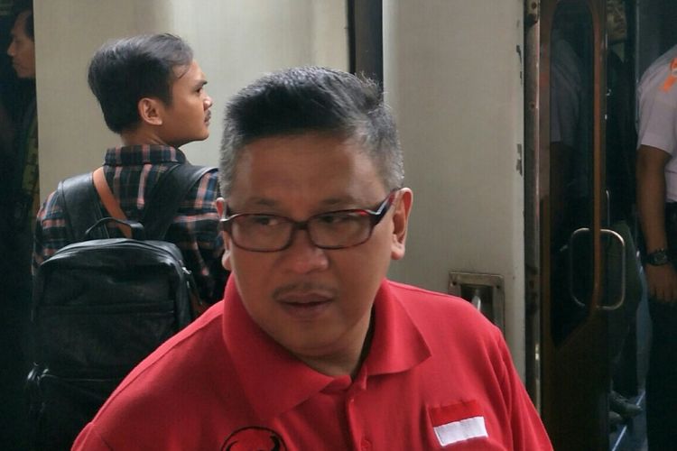 Sekjen PDI-P Hasto Kristiyanto saat melepas mudik bersama PDI-P di Stasiun Pasar Senen, Jakarta, Selasa (12/6/2018).