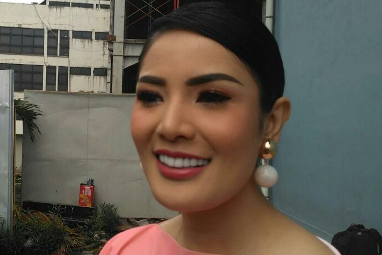 Penyanyi Nindy saat ditemui usai tampil di salah satu acara stasiun televisi swasta di kawasan Mampang, Jakarta Selatan, Senin (10/12/2018).