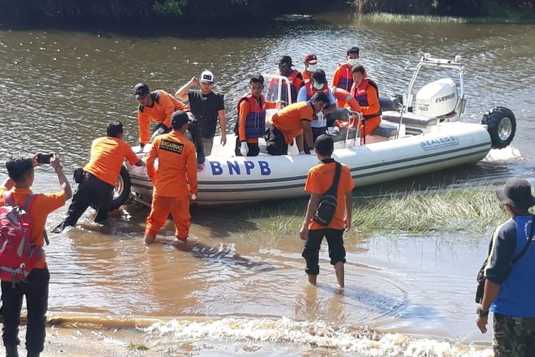Lansia korban tenggelam dievakuasi dari perahu karet di Sungai Jerambah Gantung, Pangkal Pinang.
