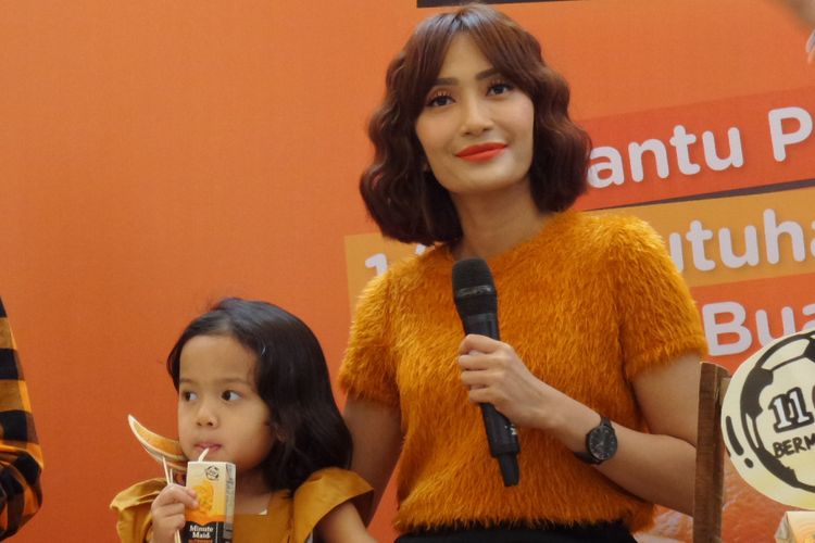 Putri Indonesia 2004 sekaligus aktris Artika Sari Devi bersama putri keduanya, Zoe dalam konferensi pers bersama Minute Maid di Jakarta, Kamis (19/7/2018).