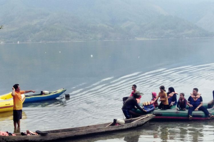 Wisatawan naik perahu di Pantai Ketibung, di Desa Bintang, Kecamatan Bintang, Kabupaten Aceh Tengah, Provinsi Aceh, Minggu (8/9/2019). 