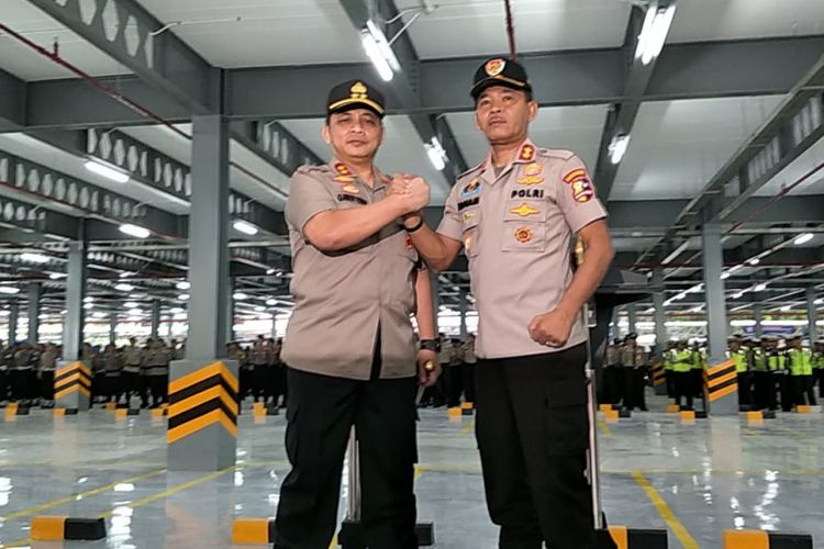 Irjen Gatot Eddy Pramono (kiri) resmi menjabat sebagai Kapolda Metro Jaya menggantikan Irjen Idham Azis (kanan). Adapun, Irjen Idham Azis menjabat sebagai Kepala Bareskrim. 