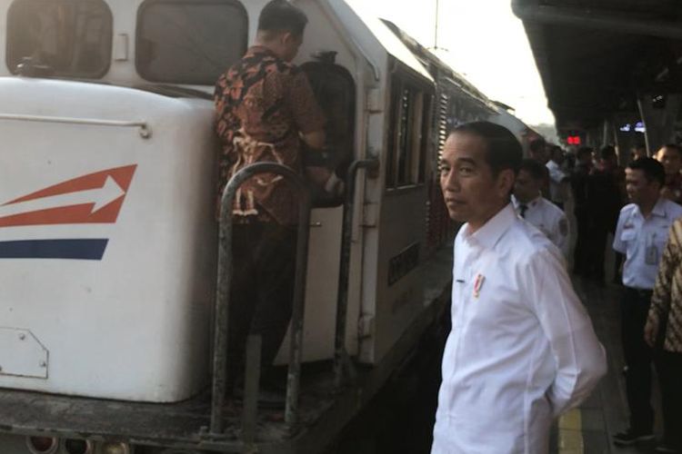 Presiden Joko Widodo, Jumat (31/5/2019) meninjau arus mudik Lebaran di Stasiun Senen Jakarta.