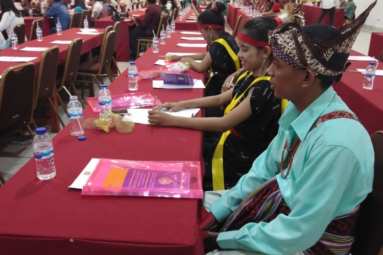 Ratusan mahasiswa Kedokteran Hewan Universitas Nusa Cendana Kupang, Nusa Tenggara Timur (NTT), sambil mengenakan pakaian adat, sedang mengikuti seminar tentang resistensi antimikroba
