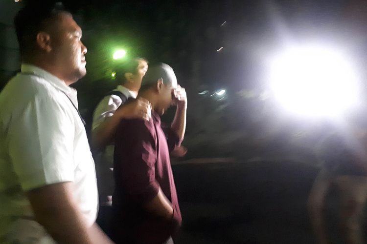 Tersangka yang mengancam memenggal kepala Presiden Joko Widodo berinisial HS (25) di Polda Metro Jaya. 