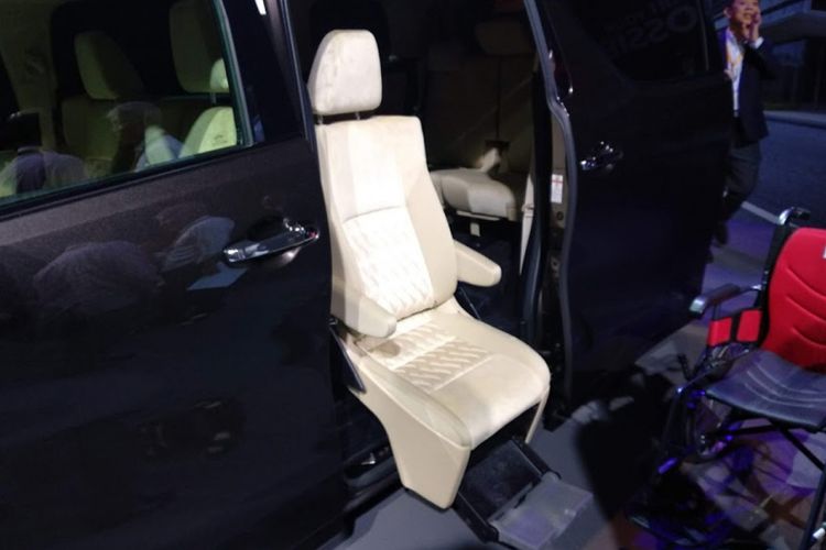 Toyota Vellfire dengan kursi untuk kemudahan penumpang disabilitas mengakses masuk dan keluar. Perwujudan semangan Start Your Impossible Toyota menyambut Olimpiade Tokyo 2020
