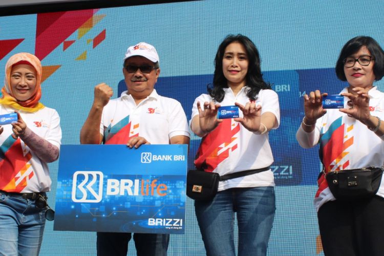 Penerbitan kartu co-branding Brizzi Asuransi BRI Life dengan BRI di Jakarta, Minggu (4/11/2018).