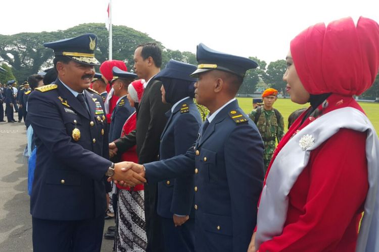 Kepala Staf Angkatan Udara Marsekal TNI Hadi Tjahjanto menyalami perwira STUKPA TNI AU angkatan 20 di Lanud Adi Soemarmo Solo, Selasa (21/11/2017).