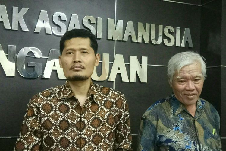 Komisioner Komisi Nasional (Komnas) Hak Asasi Manusia (HAM), Muhammad Nukhoiron (kiri) bersama dengan Ketua Yayasan Penelitian Korban Pembunuhan 1965-1966, Bedjo Untung (kanan) di kantor Komnas HAM, Jakarta, Selasa (24/10/2017).