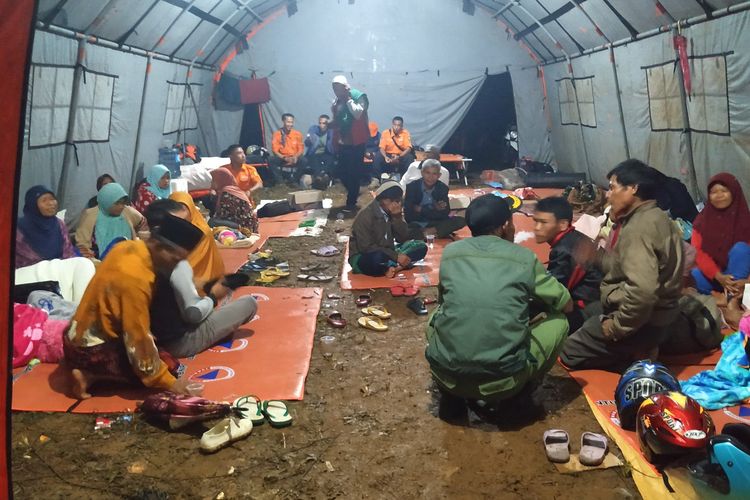 Sejumlah warga di dalam tenda pengungsian di Kampung Liunggunubg, Desa Kertaangsana, Nyalindung, Sukabumi, Jawa Barat, Jumat (26/4/2019).